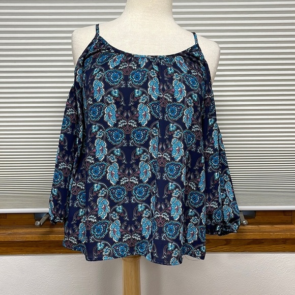 Francesca’s Blue Floral Pattern Cold Shoulder Top Size Small - Picture 1 of 8
